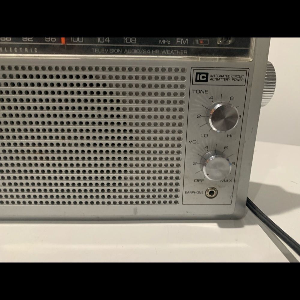 General Electric AM/FM Portable Radio Model 7-2940 - Picture 6 of 8